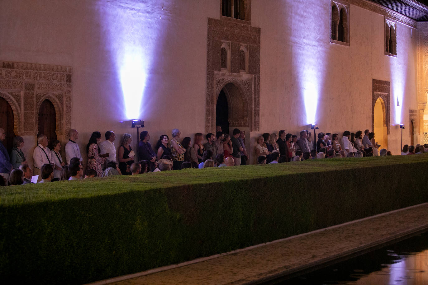 Una parte del público se refugió en las paredes del patio durante el chaparrón.