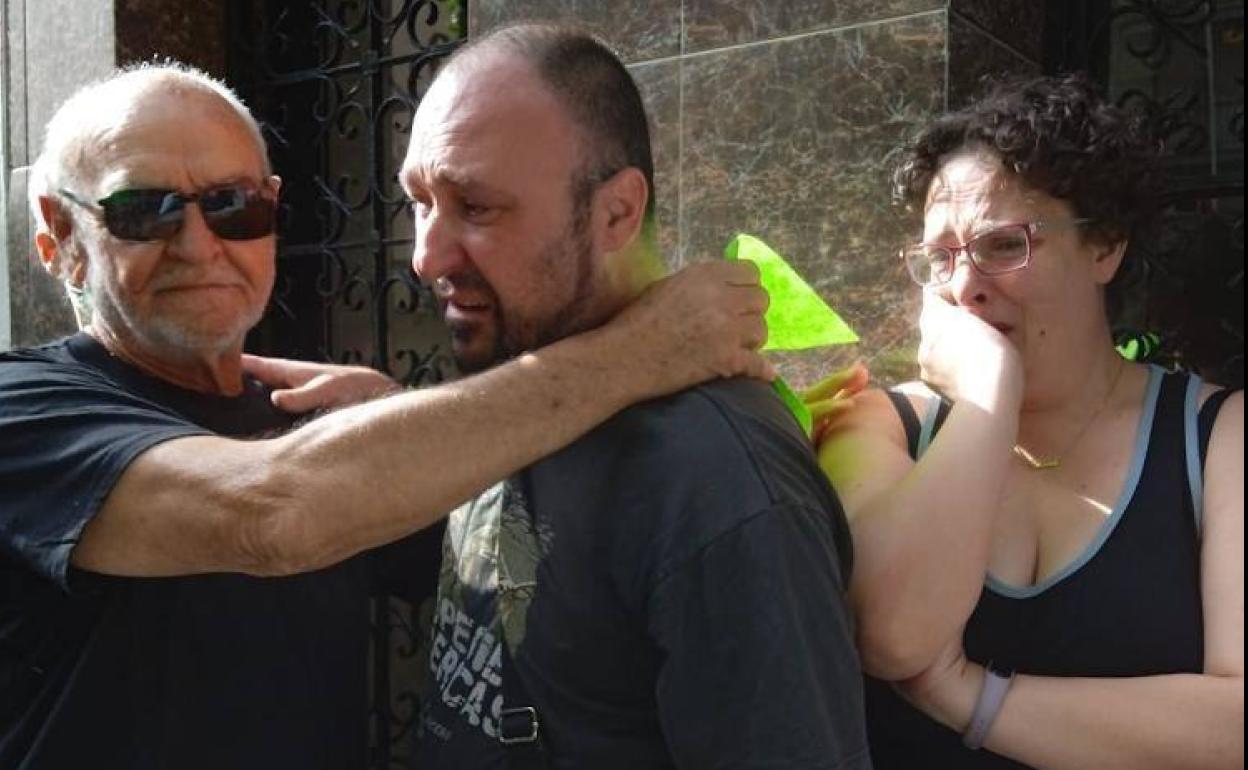 Luis y Diana reciben el apoyo de los concentrados esta mañana ante su vivienda. 