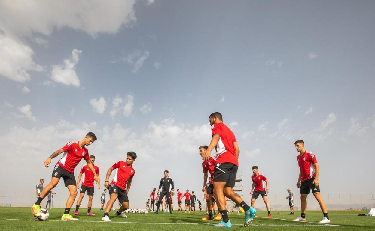 Uno de los rondos del entrenamiento del Granada. 