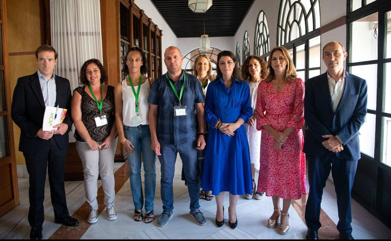 De azul, Macarena Olona, portavoz del grupo parlamentario de VOX en Andalucía.