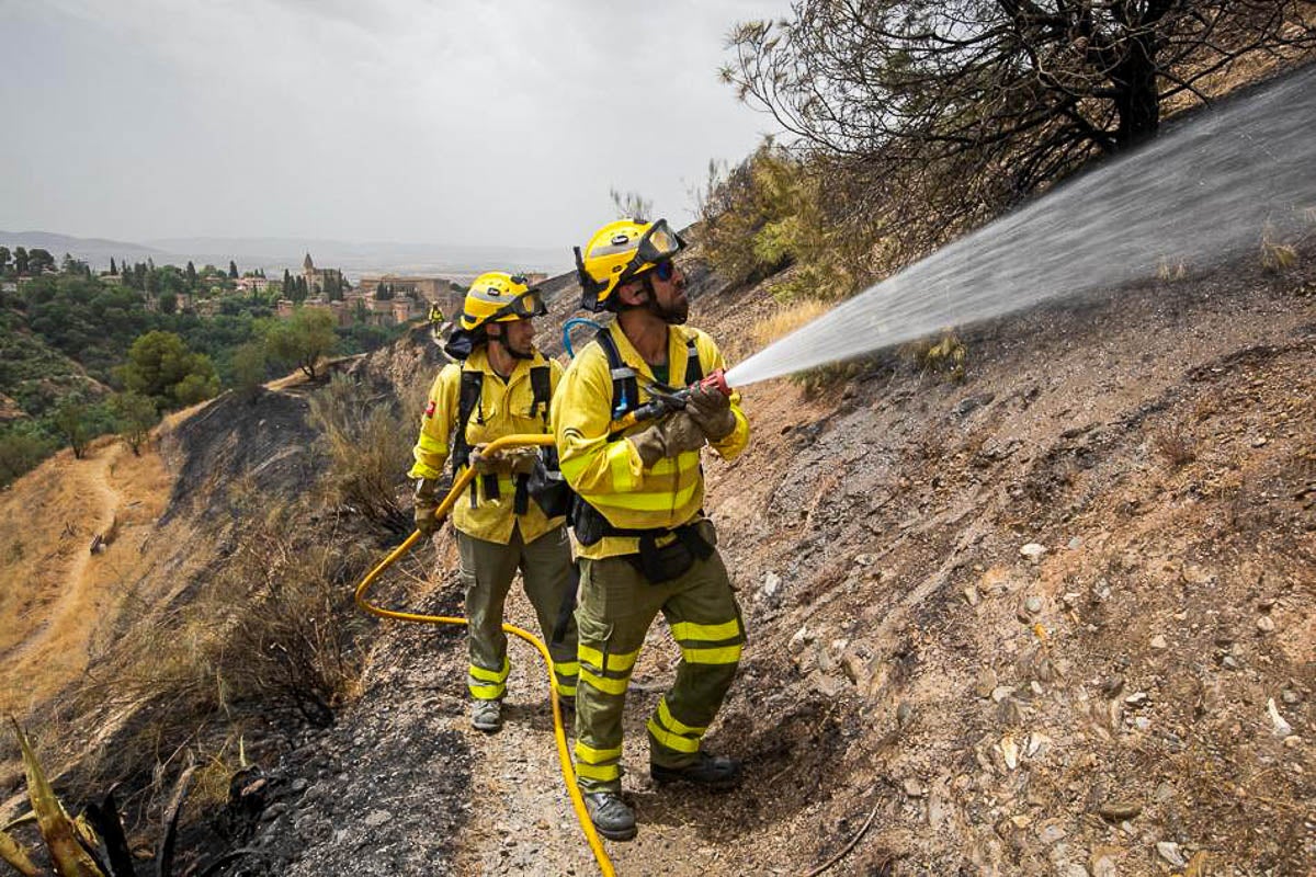 Bomberos del Infoca han trabajado para controlarlo