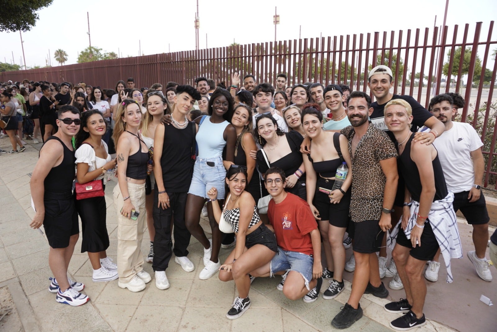 Miles de almerienses se citan en el Recinto Ferial para ver a Rosalía