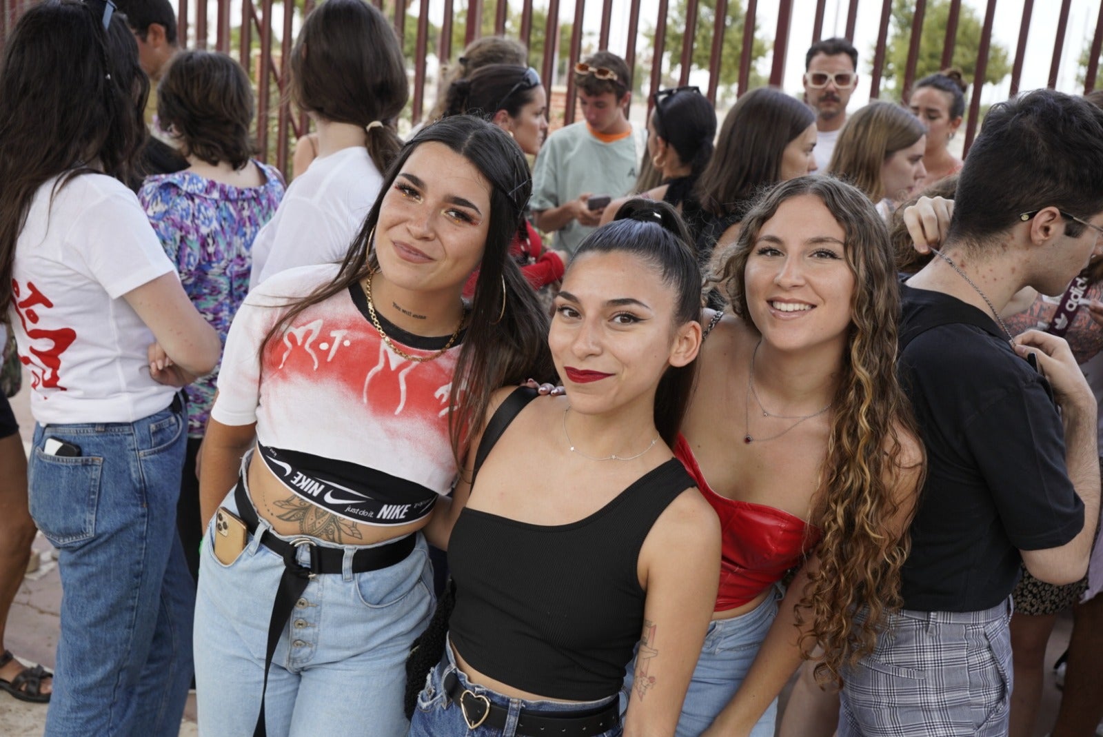 Miles de almerienses se citan en el Recinto Ferial para ver a Rosalía