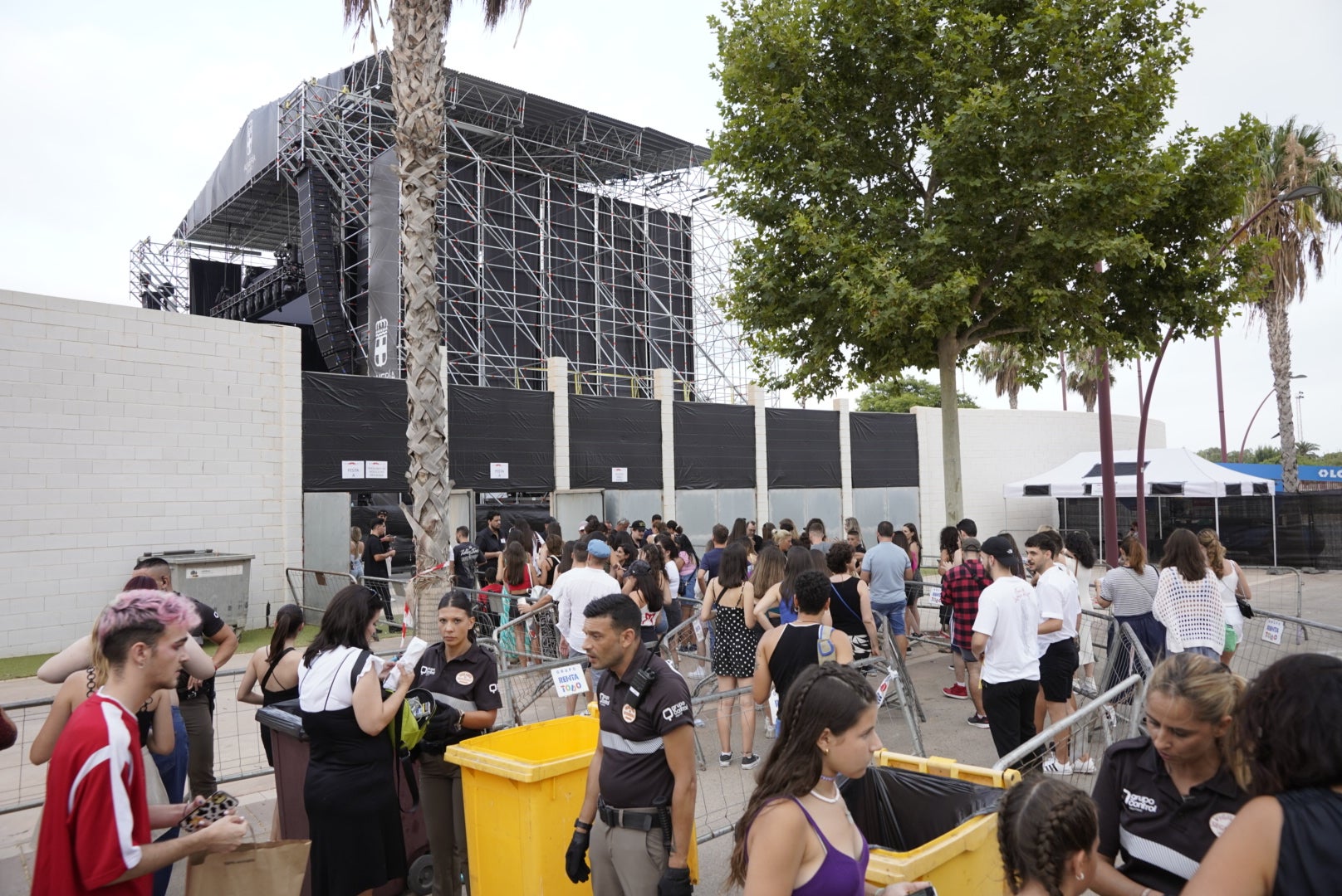 Miles de almerienses se citan en el Recinto Ferial para ver a Rosalía