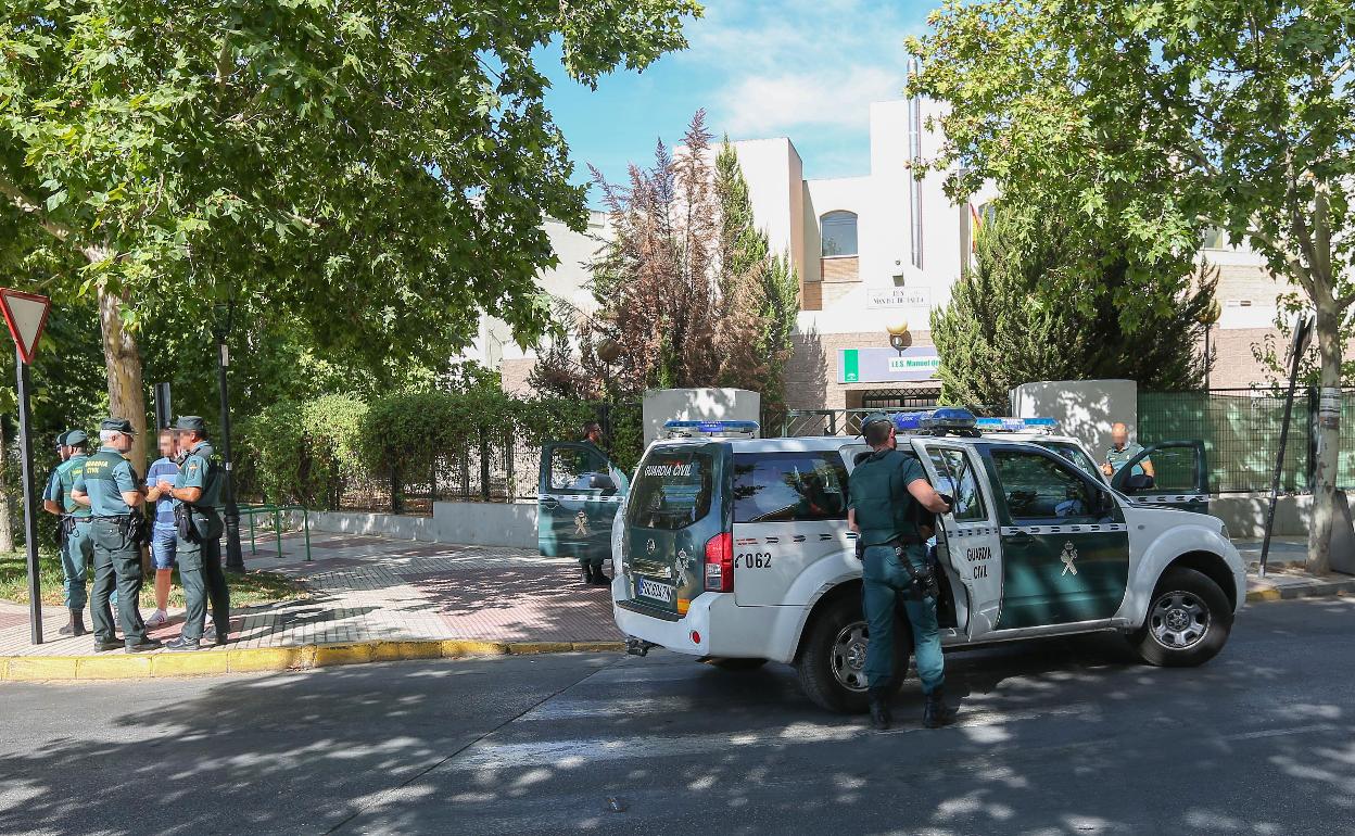 Agentes de la Guardia Civil, durante una operación en el área metropolitana de Granada