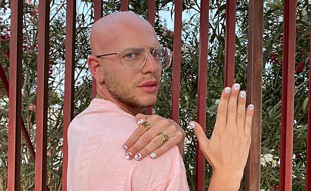 Manolín Morales luce sus uñas con diseño 'Motomami'.