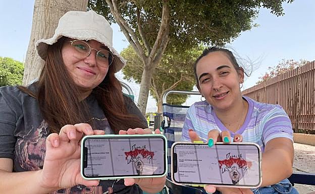 María Montoya y María Giménez muestran las entradas que les permitirá acceder al recinto. 