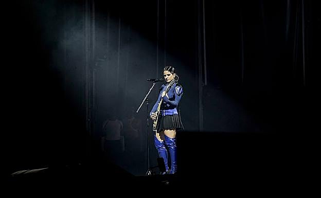 Imagen principal - Concierto de Rosalía en Almería | La crónica del evento: El subidón de la motomanía | Motomami World Tour