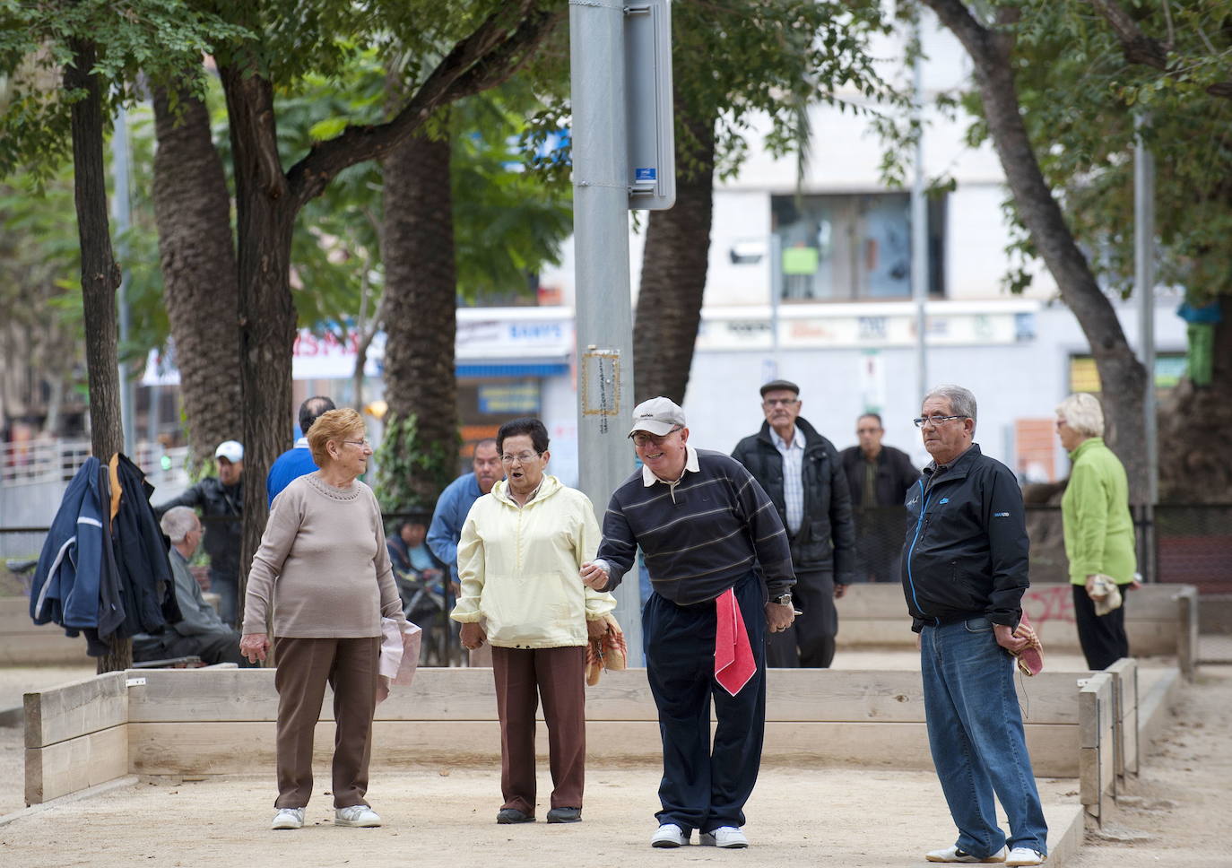 Jubilados juegan a la petanca. 