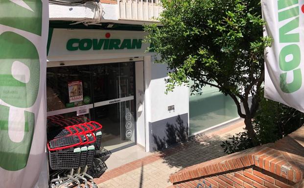 Imagen del supermercado, en la Avenida de Cervantes, donde dos personas armadas se llevaron el botín.