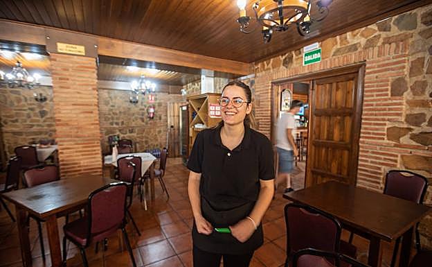 Nerea, camarera en verano.