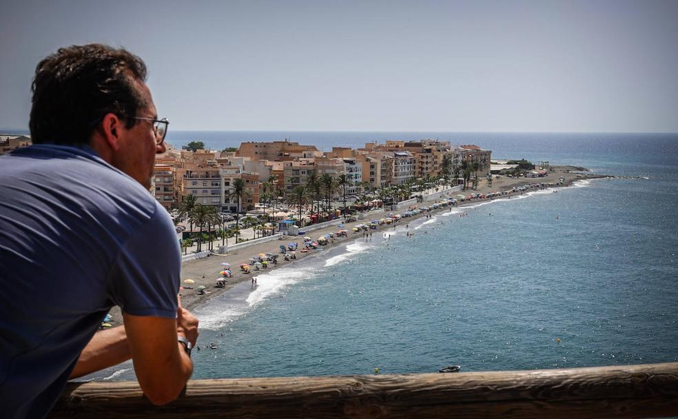 Vista de La Rábita desde un mirador en la antigua carretera.