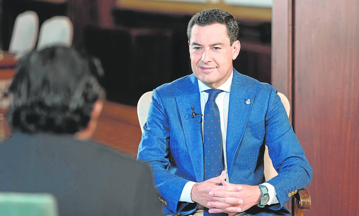 Juanma Moreno, en un momento de la entrevista.