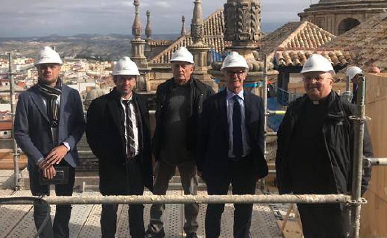 Guirao, segundo por la derecha, visitó en 2019 los tejados de la Catedral de Jaén, con el conservador, el deán y el alcalde., 