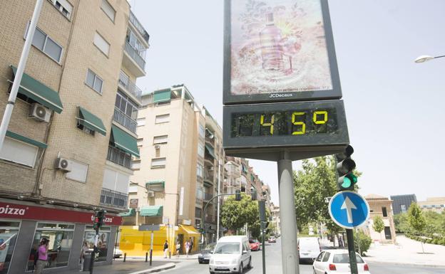 Un termómetro marca 45 grados.