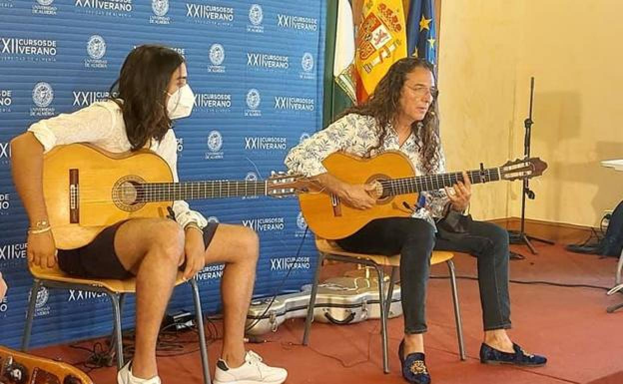 'Tomatito' (derecha) en la pasada edición de 'Sonanta' acompañado al toque por 'José del Tomate'. 