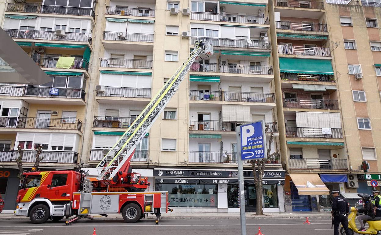 Bomberos con la autoescalera desplegada en otra actuación diferente.