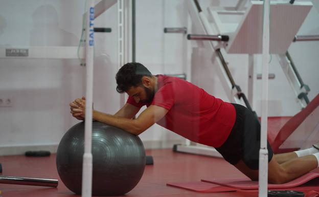 Imagen principal - Iván Martos trabaja en el gimnasio. 