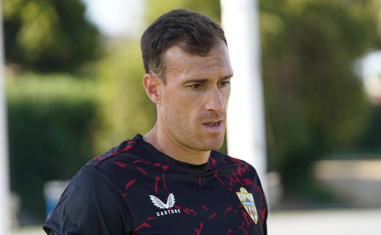 Fernando Martínez habla como capitán de la UDA de la ilusión de la plantilla por estar en Primera. 