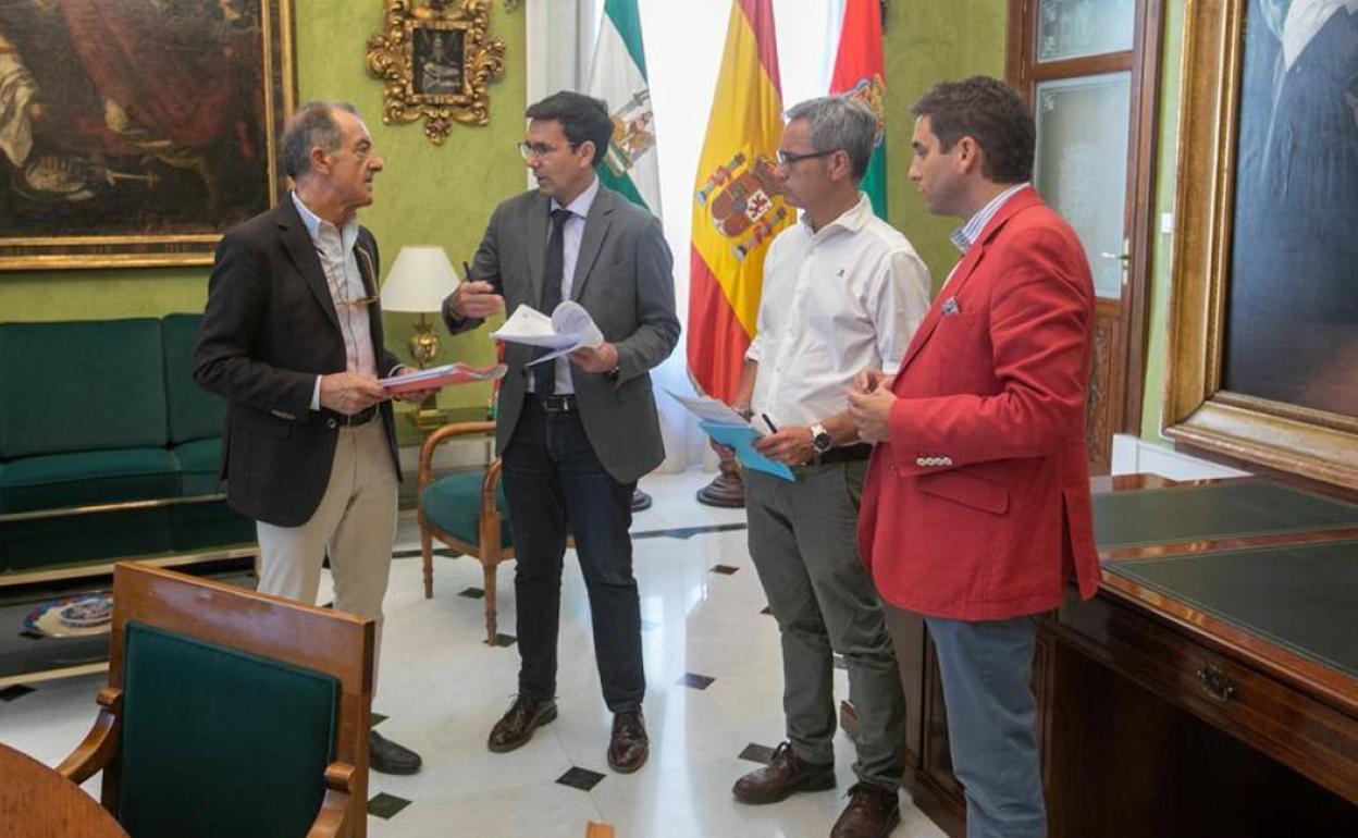 Encuentro entre el presidente del consorcio, Paco Cuenca, y el director del Palacio, Paco Barranco. 