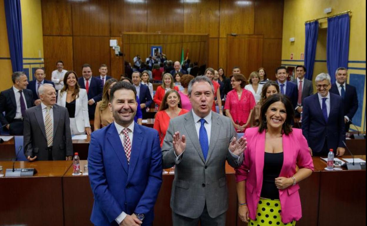 Noel López junto a Juan Espadas y Ángeles Férriz antes de la sesión constitutiva del Parlamento de Andalucía. 