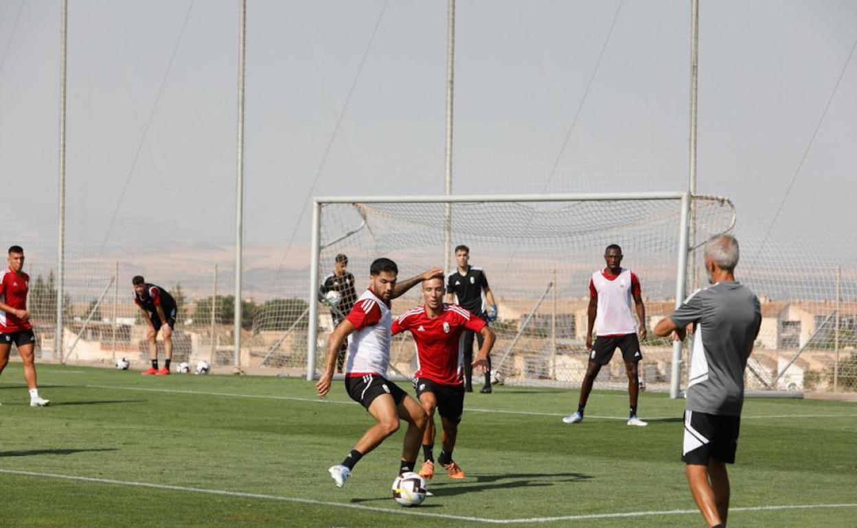 Antoñín en un rondo este mismo viernes en Granada. 