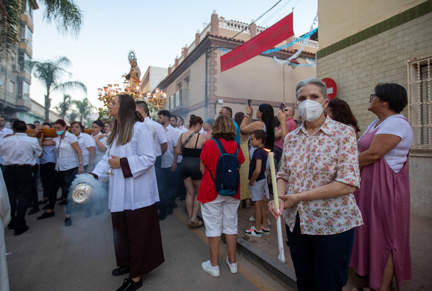 El trono de la Virgen del Carmen recibe una petalá a su paso por una de las calles de Varadero en Motril.