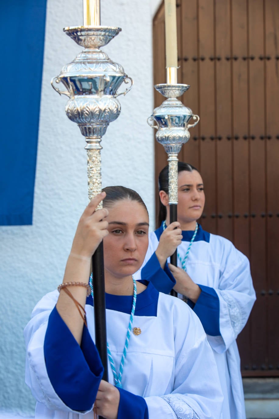 La Virgen del Carmen de Almuñéca, con el Barrio de Los Marinos al fondo, enfila la playa de San Cristóbal tras salir de la capilla.