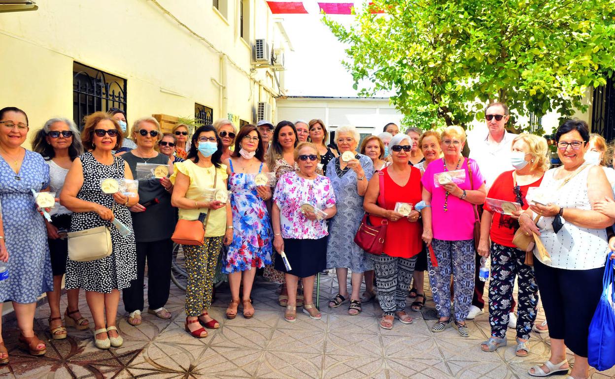 Foto de familia de las personas participantes y colaboradoras en el proyecto 'Tejedoras de sombras'. 