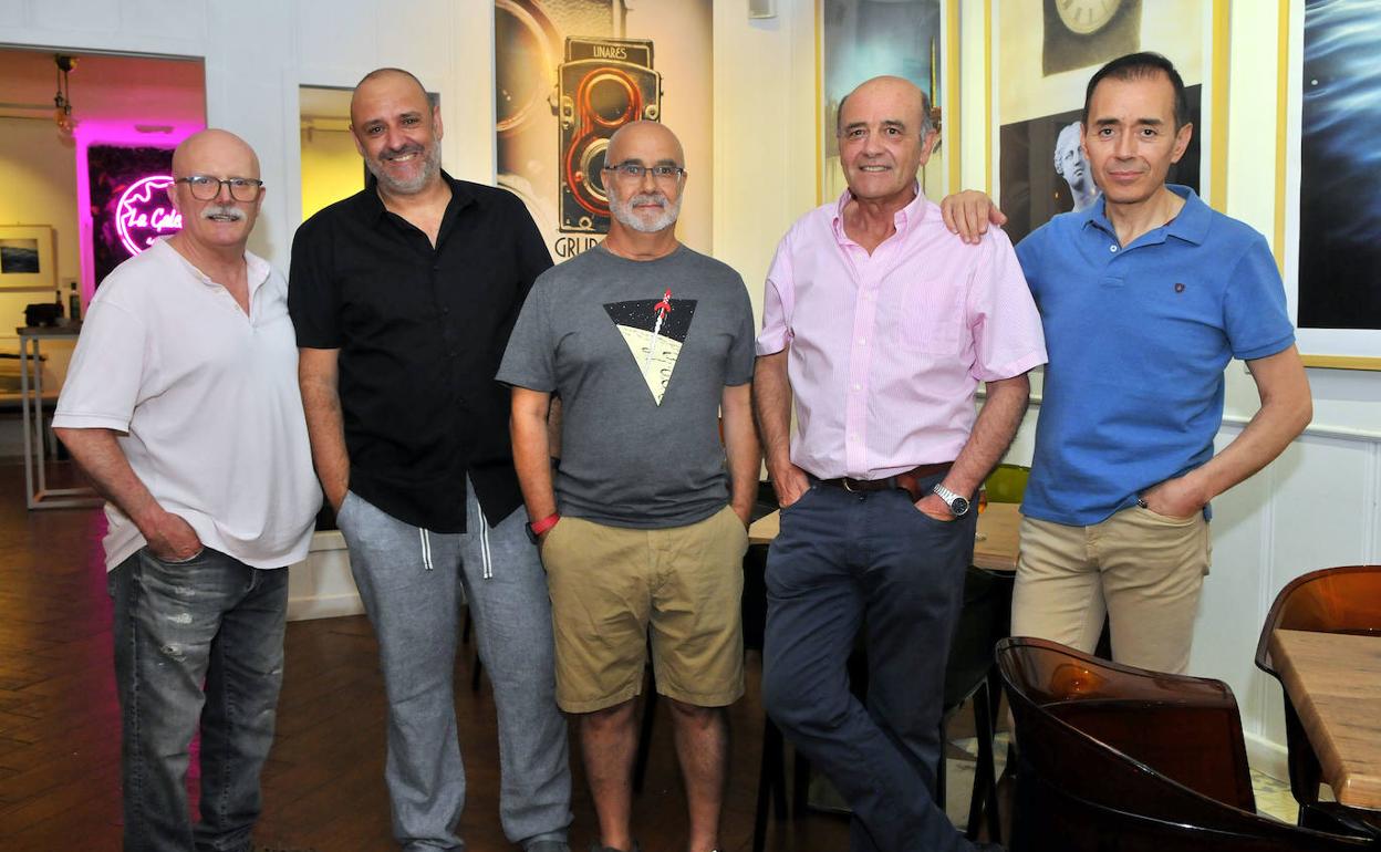 Algunos de los autores de la exposición del Grupo f/8 con Agustín Algar, propietario de La Galería. 