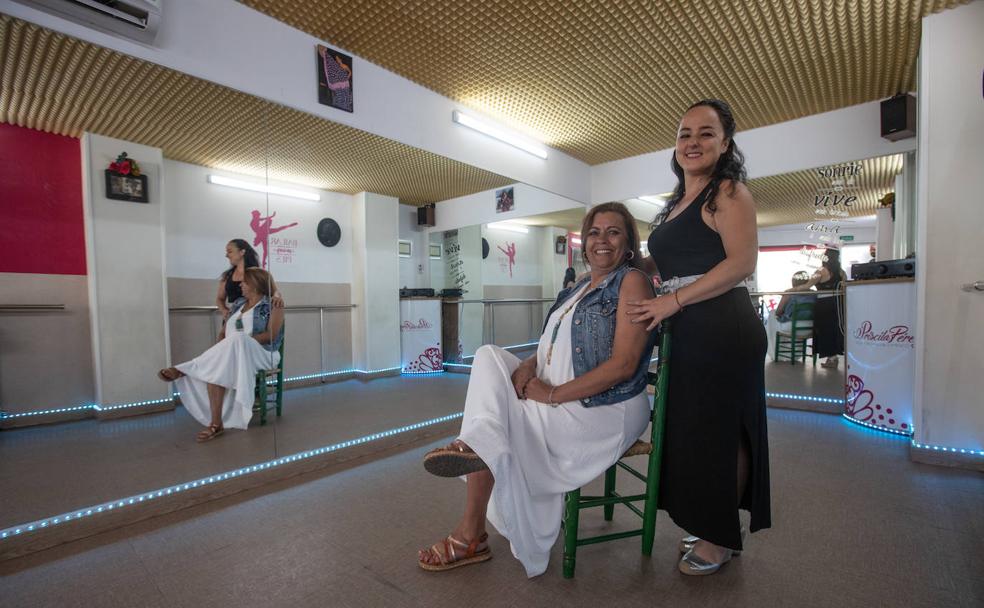 Mari y Priscila, ensayan la coreografía en la escuela de flamenco, situada en el corazón de Monachil.