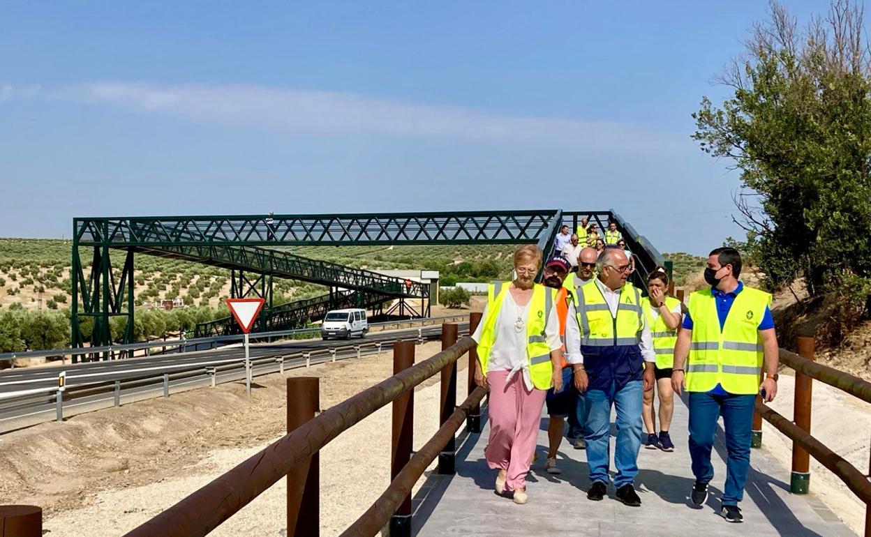 Las autoridades recorren la pasarela peatonal sobre la carretera A-306. 