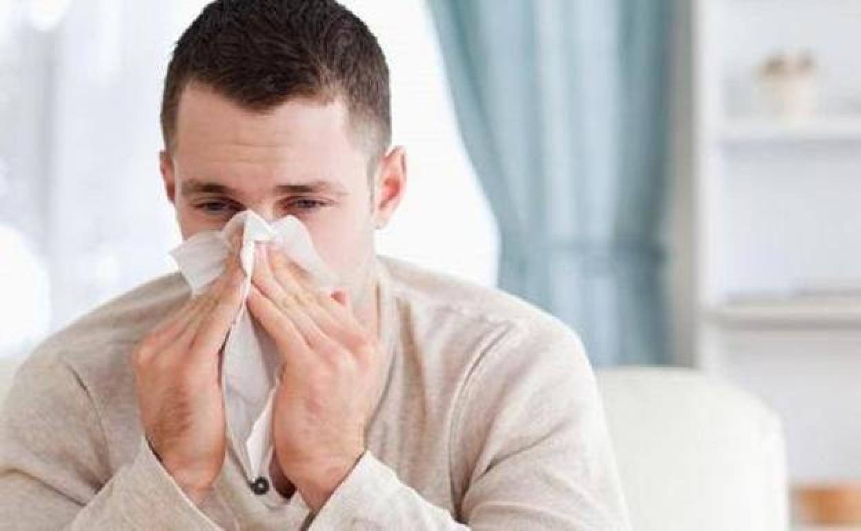Qué es la coriza, uno de los nuevos síntomas del coronavirus que te afecta así