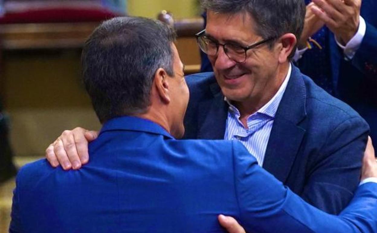 Sánchez subió hasta el escaño de Patxi López para darle un abrazo en el debate del estadod e la nación. 