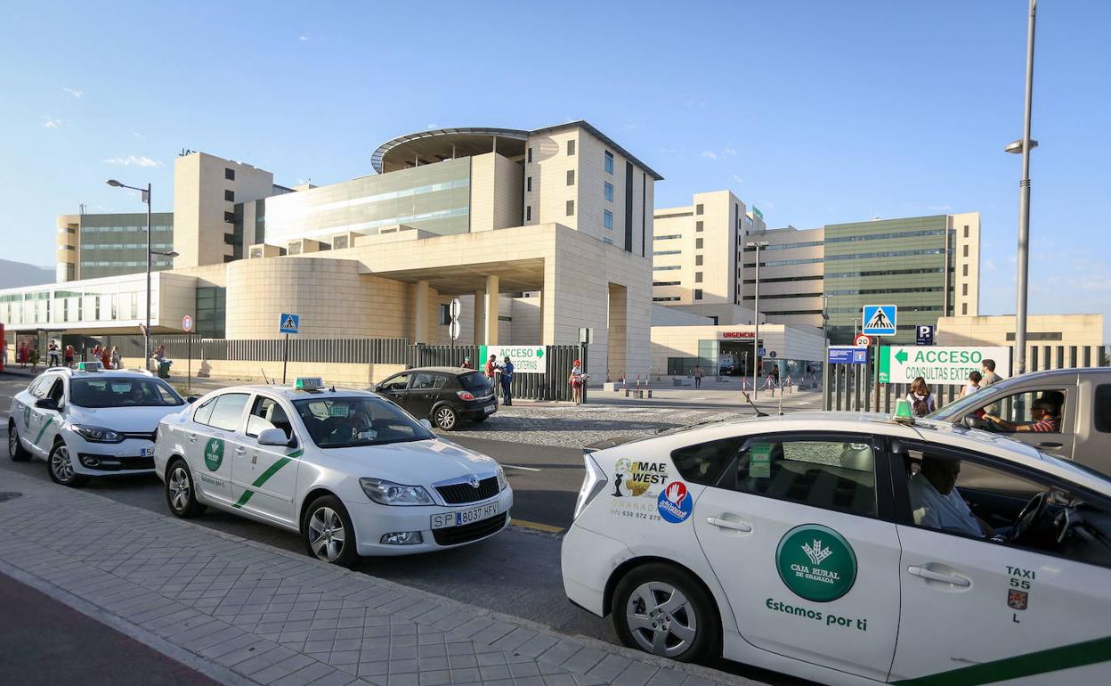 Taxis junto a la puerta de acceso al hospital Clínico del PTS.