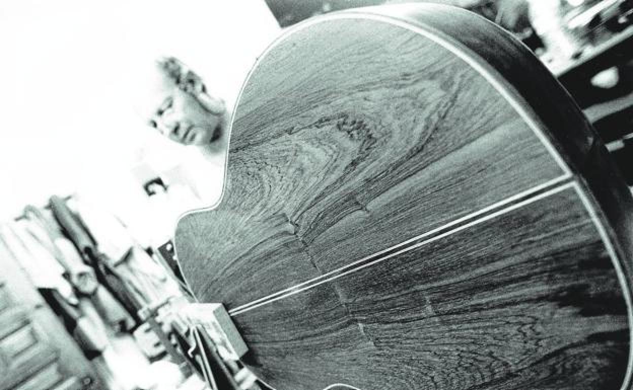 Fondo de la guitarra que, de manera artesanal, estaba elaborando el guitarrero Juan Miguel González en su taller. 