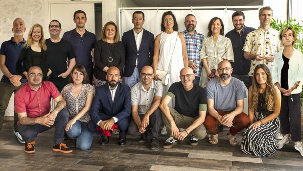 Algunos de los artistas presentes en el libro, con el autor.