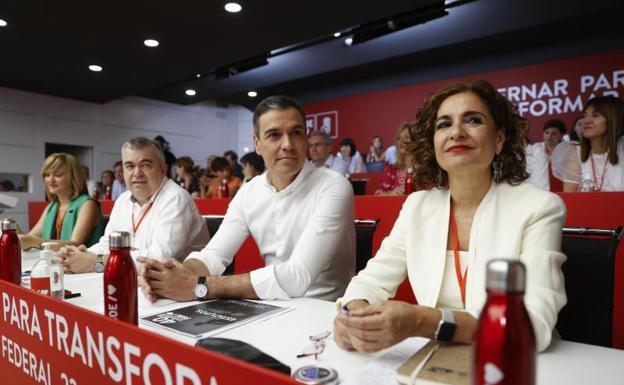 Pedro Sánchez, entre María Jesús Montero y Santos Cerdán.