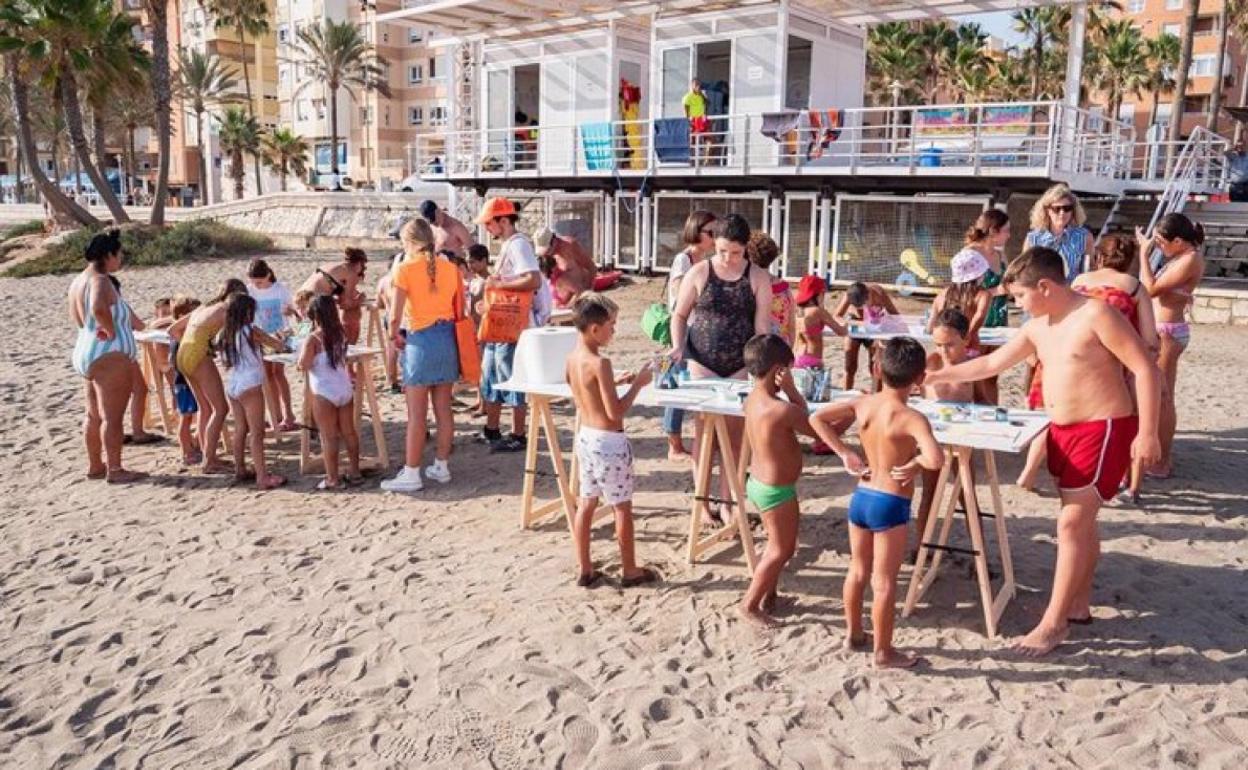 Taller infantil sobre la limpieza en las playas. 