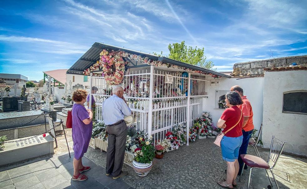 Mausoleo donde descansan los restos del santo Custodio, en Noalejo, siempre con visitas. 