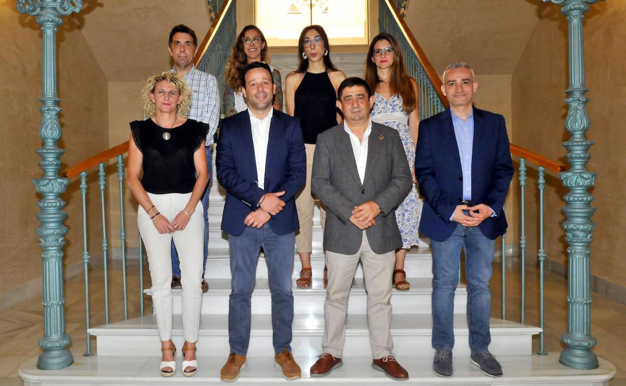 El alcalde de Linares y el presidente de la Diputación con varios miembros del equipo de Gobierno. 