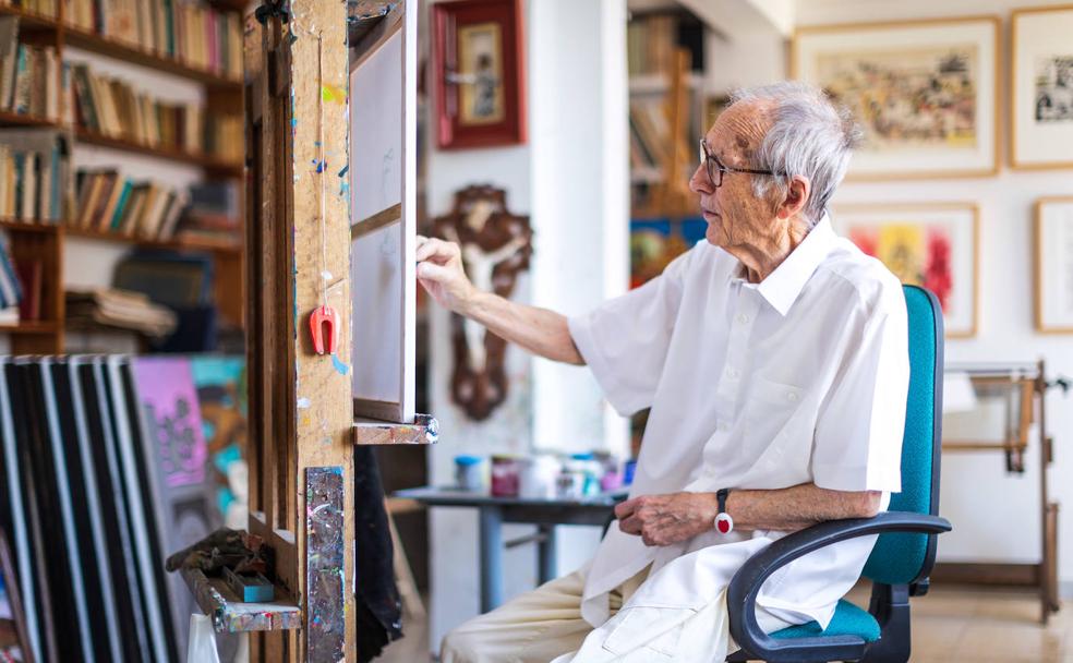 El artista trabaja todos los días en su caballete en su casa de Monachil.