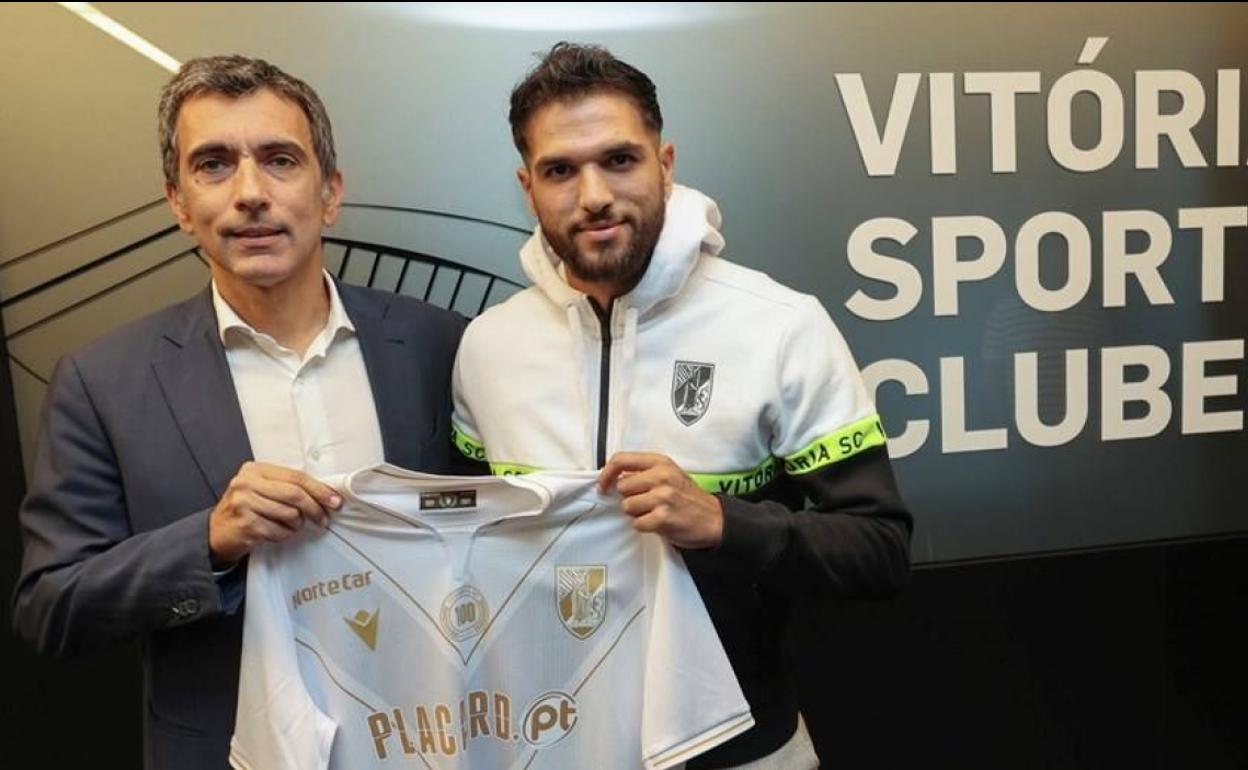 Antoñín posa con su nueva camiseta. 