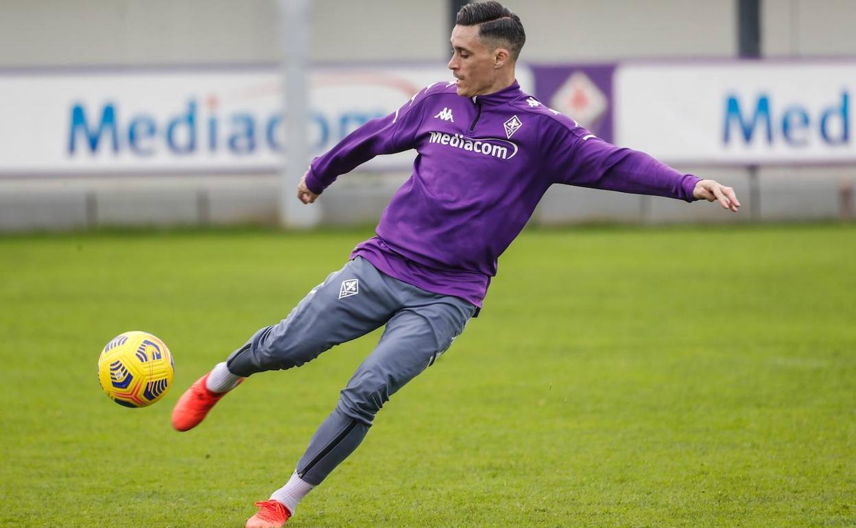 José Callejón golpea un balón en un entrenamiento. 