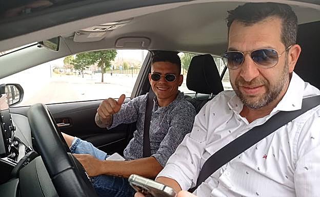 Jonathan Silva llega este lunes a la Ciudad Deportiva del Granada junto a su representante. 