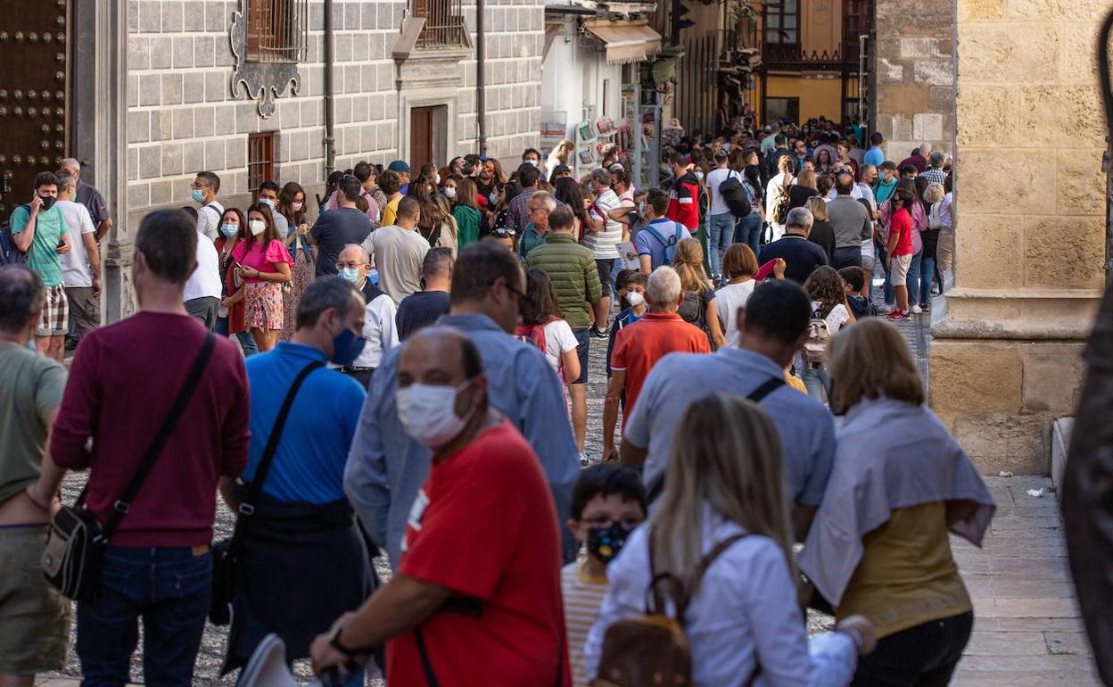 Turistas pasean por el centro de la capital granadina en una imagen de archivo. 