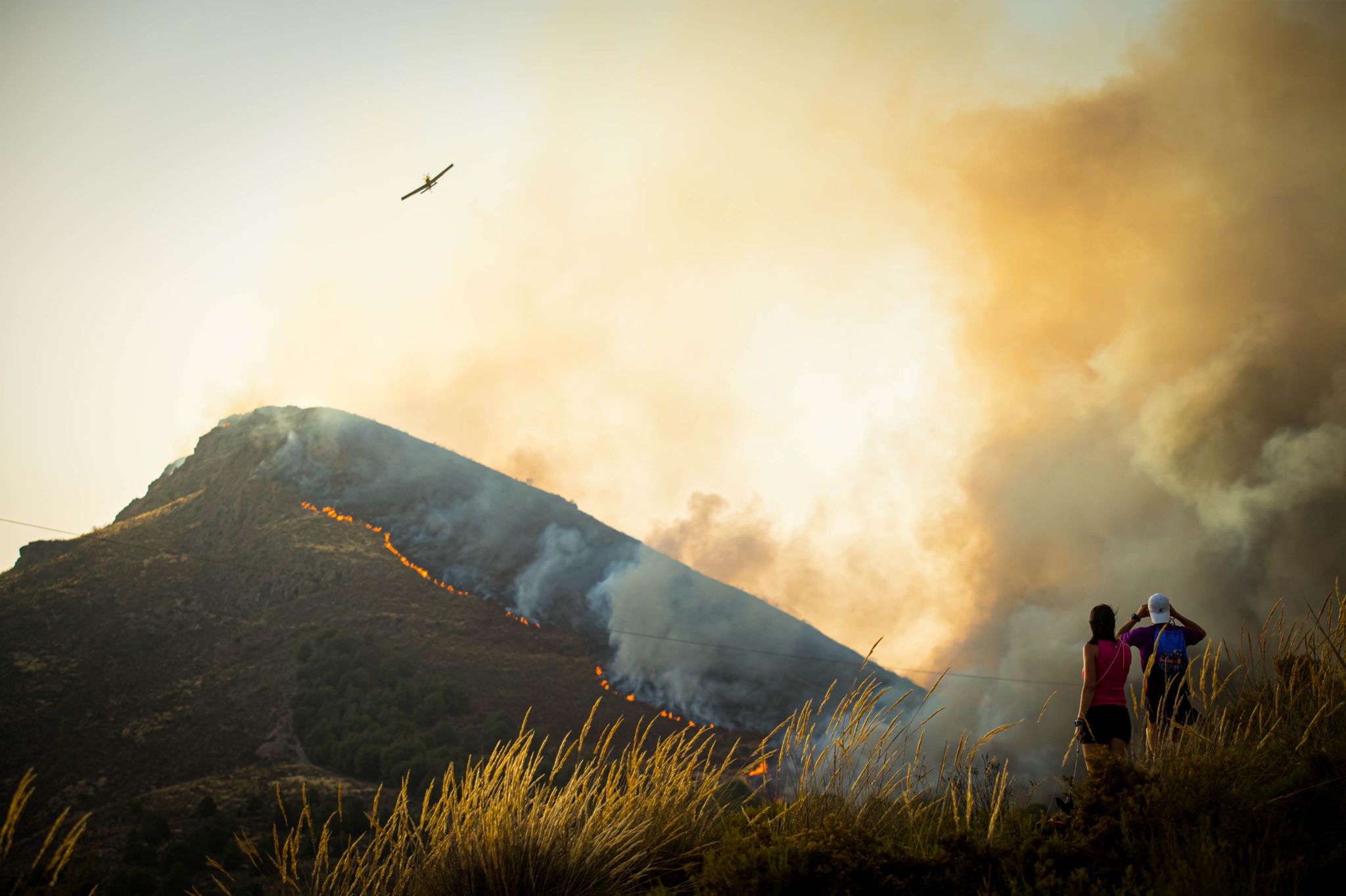 El fuego avanza por el área metropolitana de Granada.