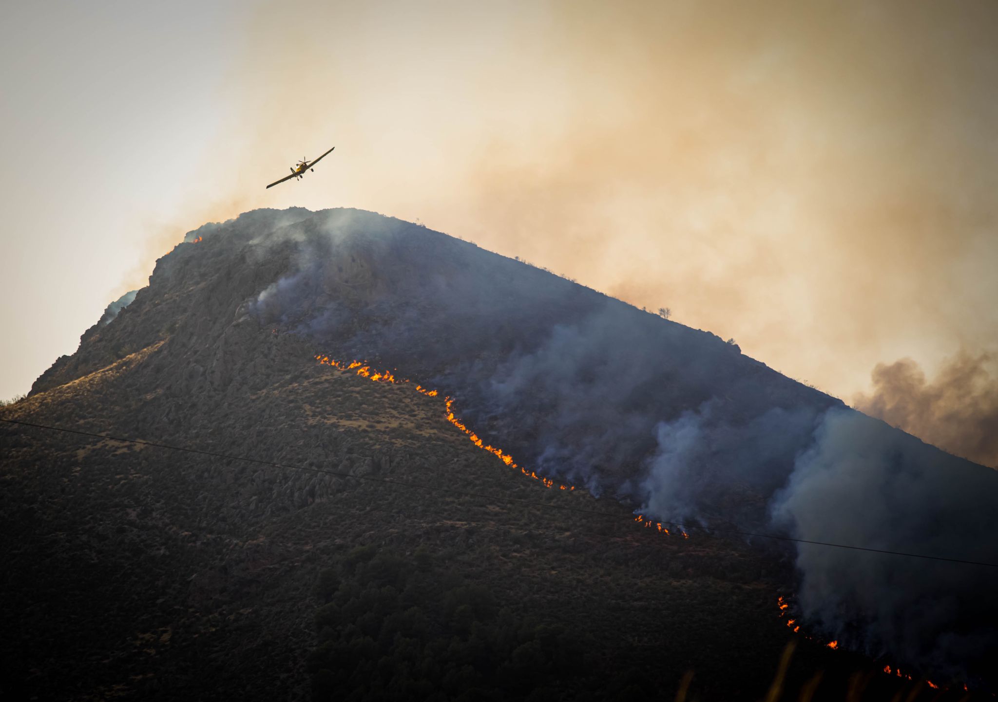 El fuego avanza por el área metropolitana de Granada.
