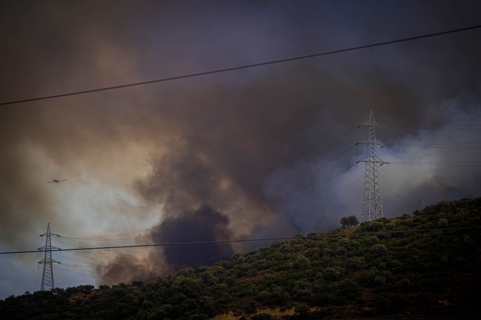 El fuego avanza por el área metropolitana de Granada.