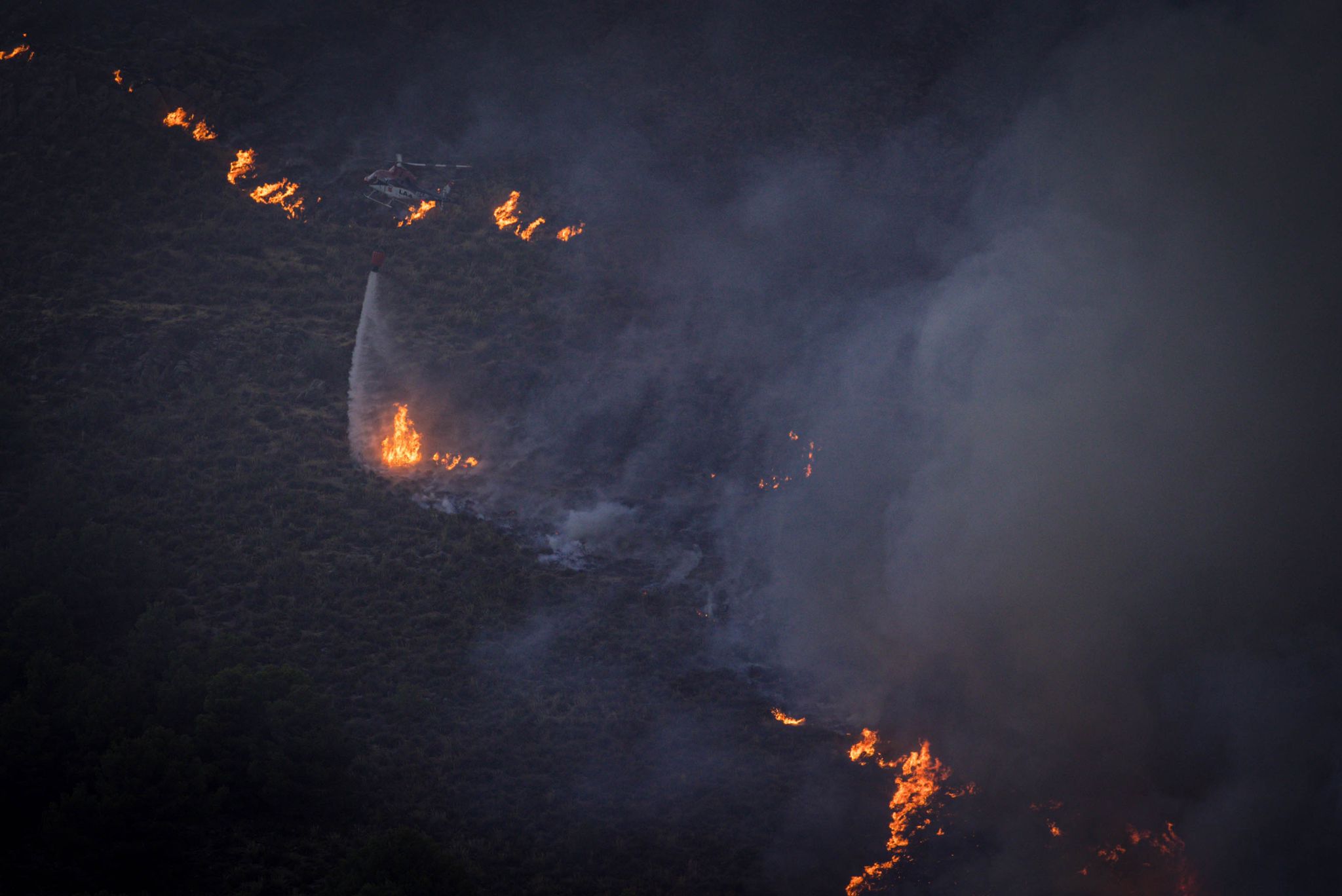 El fuego avanza por el área metropolitana de Granada.